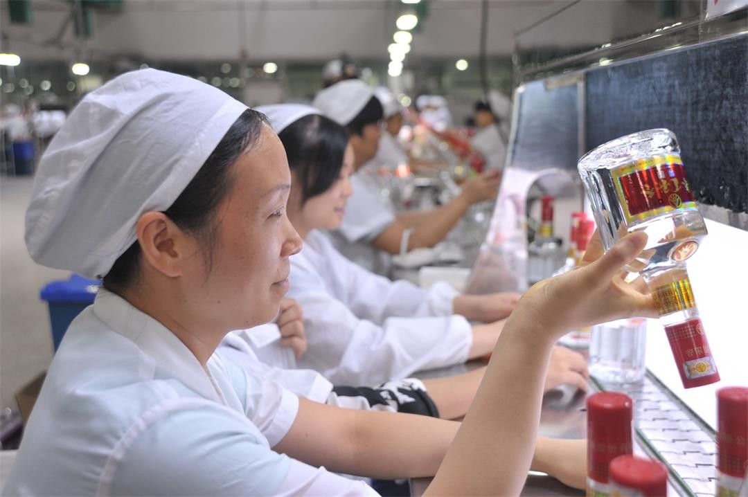 央视《对话·中国品牌》栏目走进五粮液、茅台酒厂，记录酒水生产