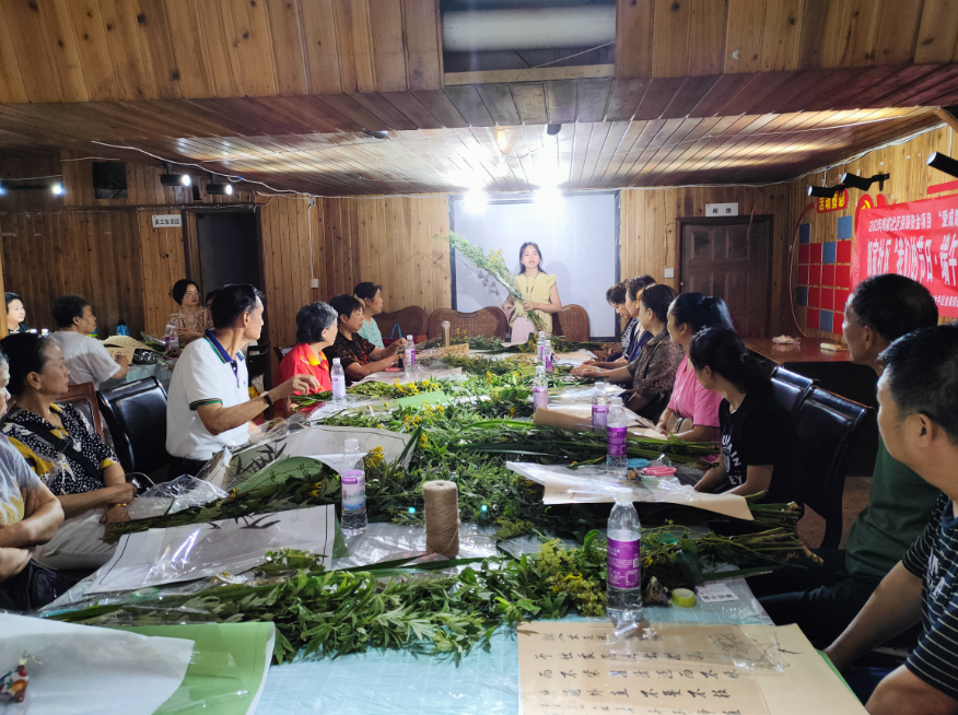 郎家社区“我们的节日·端午”——“妙手生花，‘香’约过端午”艾草花束DIY活动