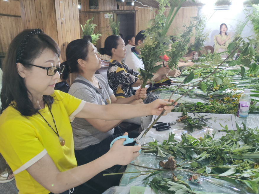 郎家社区“我们的节日·端午”——“妙手生花，‘香’约过端午”艾草花束DIY活动