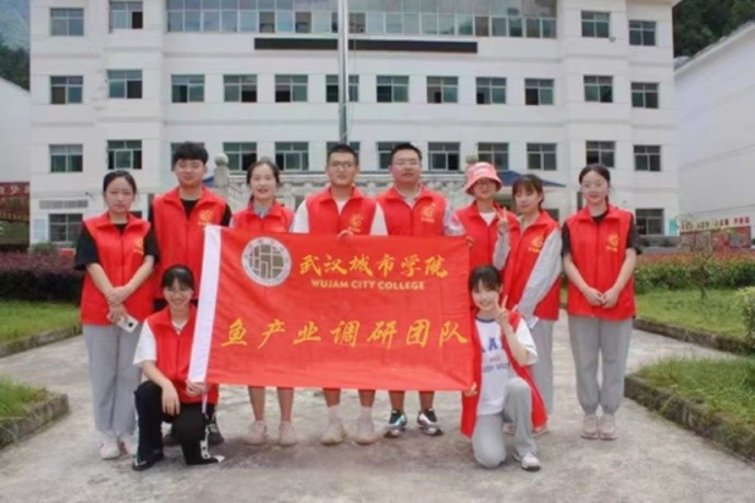 武汉城市学院领“鲜”团队自主研发复方鱼用整肠颗粒，带动渔民乡村振兴