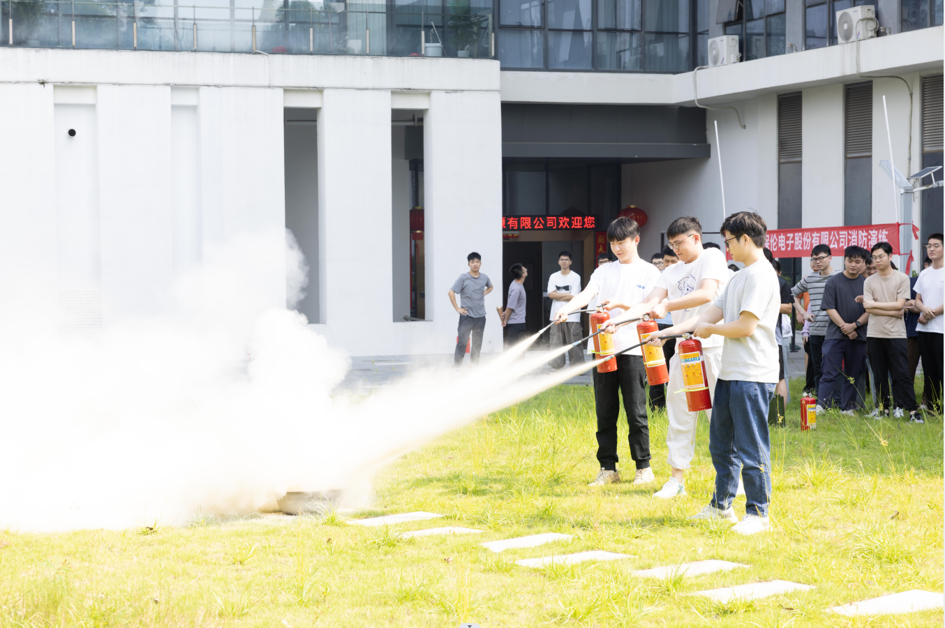 紧张、有序、迅速！直击大型音视频品牌itc消防应急演练第一现场→