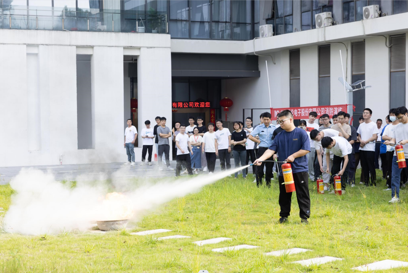 紧张、有序、迅速！直击大型音视频品牌itc消防应急演练第一现场→