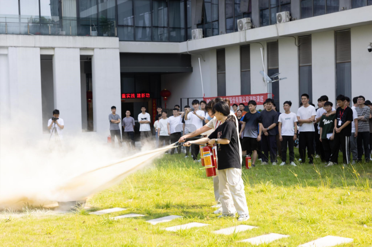 紧张、有序、迅速！直击大型音视频品牌itc消防应急演练第一现场→