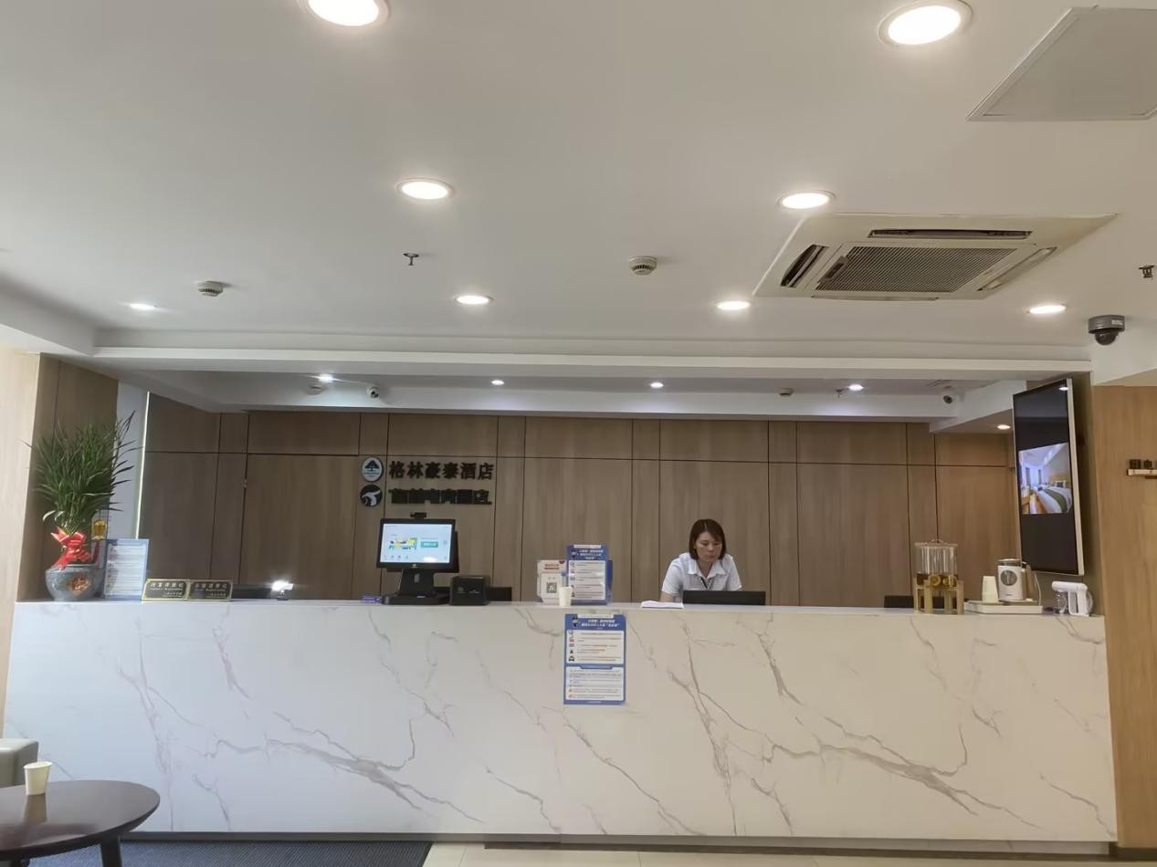 鹿马台式酒店自助机效果图展示