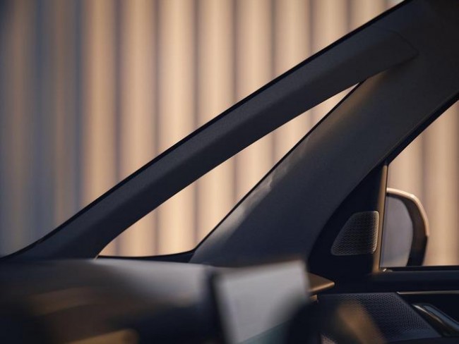 官方售价81.8万元，沃尔沃EM90纯电动MPV开启预订