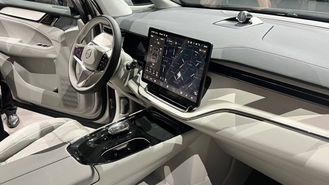 挑战豪华MPV市场，81.8万元起售的沃尔沃EM90亮相