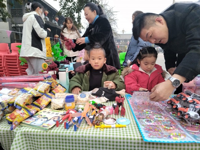 金泉街道淳风桥社区 ， “童善共聚 跨越新喜”公益市集元旦游园会