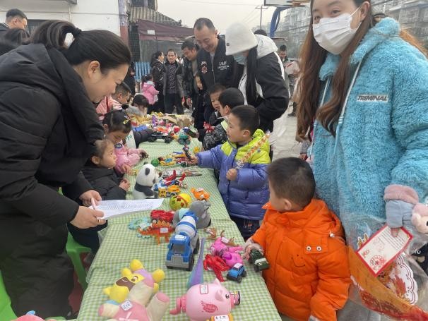 金泉街道淳风桥社区 ， “童善共聚 跨越新喜”公益市集元旦游园会