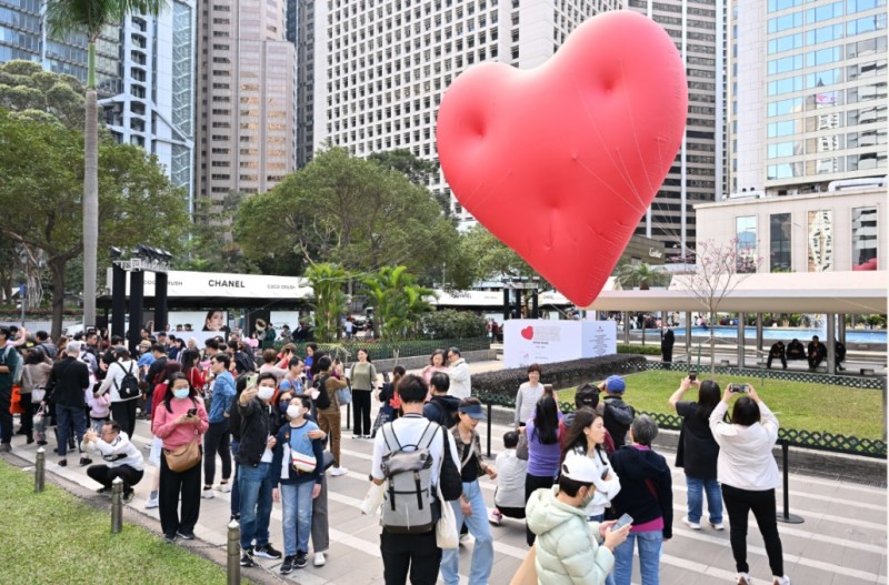 “胖胖心”巨型红心送上爱和正能量，揭开香港年度文艺盛事序幕