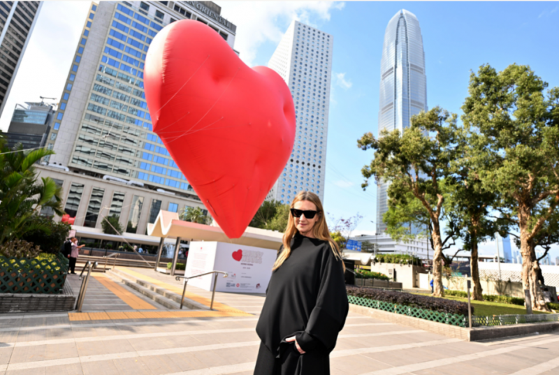  “胖胖心”巨型红心送上爱和正能量，揭开香港