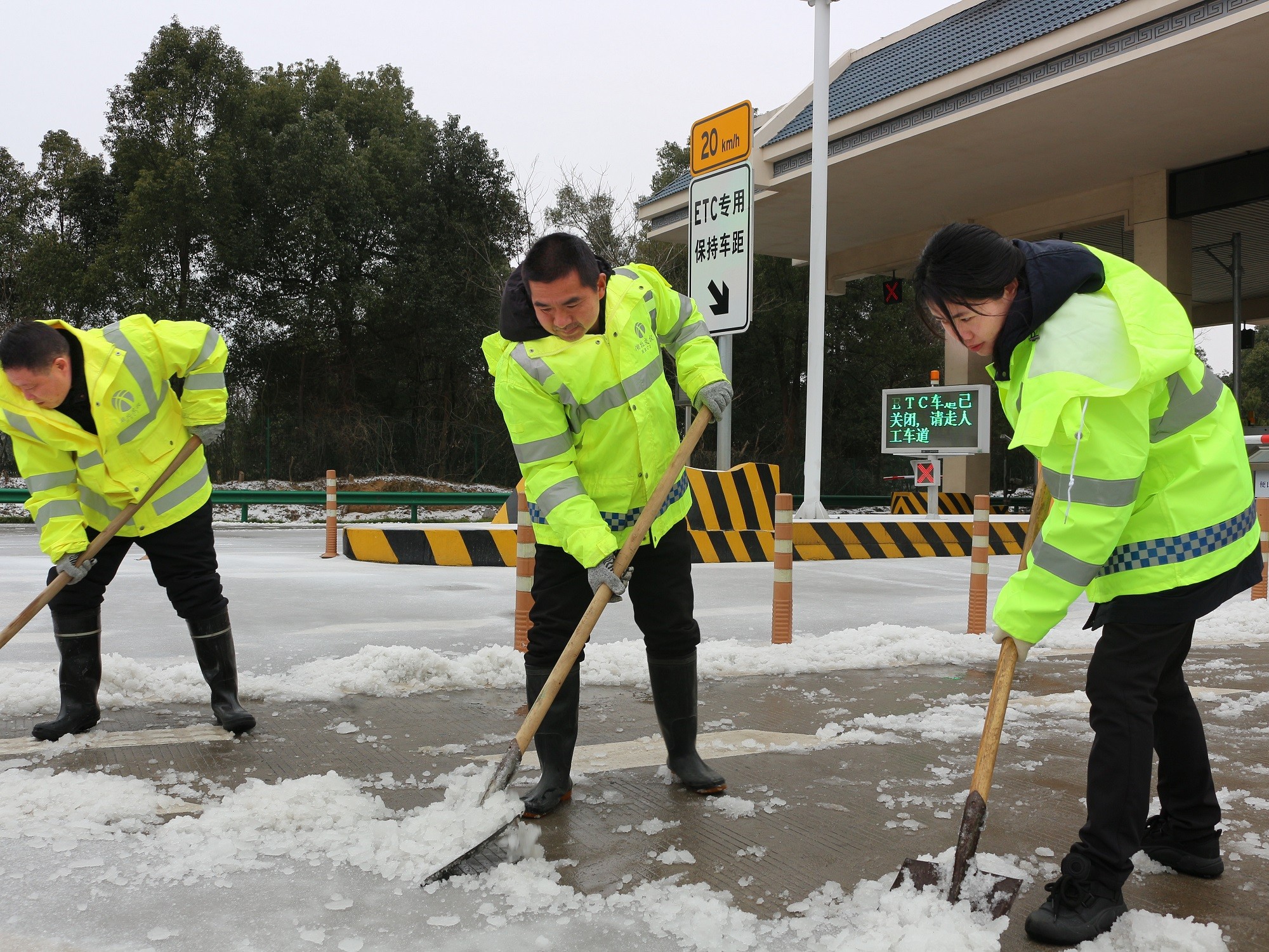 松滋西收费现场除雪——修改图.jpg