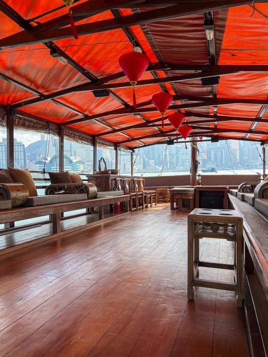 香港维港上的张保仔帆船：传统与现代的完美融合