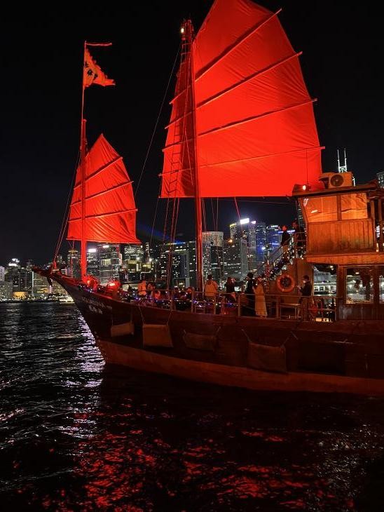 香港维港上的张保仔帆船：传统与现代的完美融合