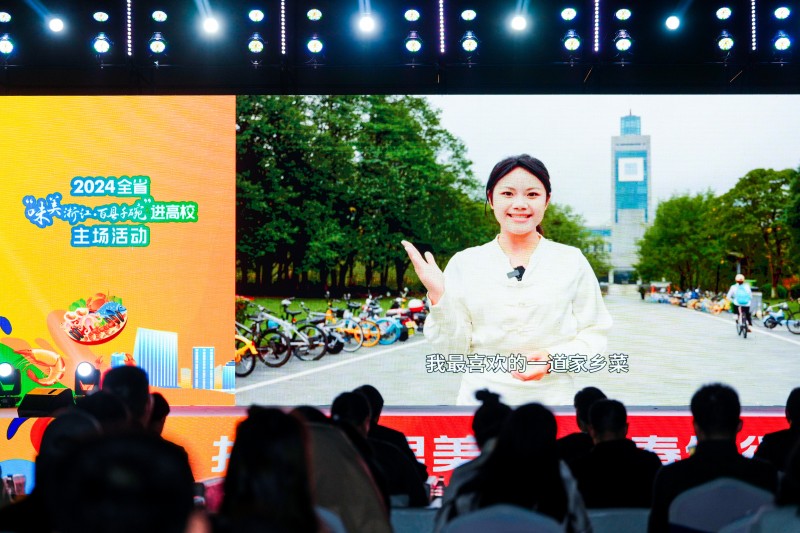 高校大学生争相打卡“百县千碗”美食，小雪节气大学城因美食而热闹