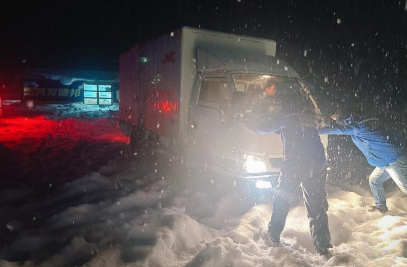 吉克普林滑雪度假区开板，德邦快递雪具达服务赢好评