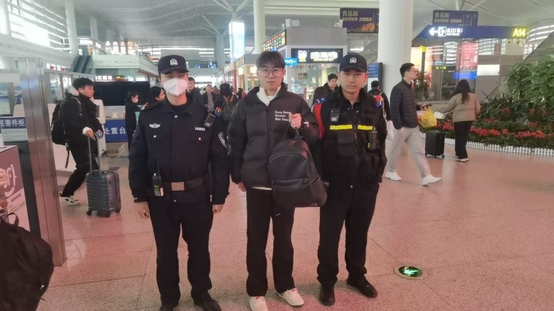 南昌西站民警争分夺秒 助力旅客找回遗失背包